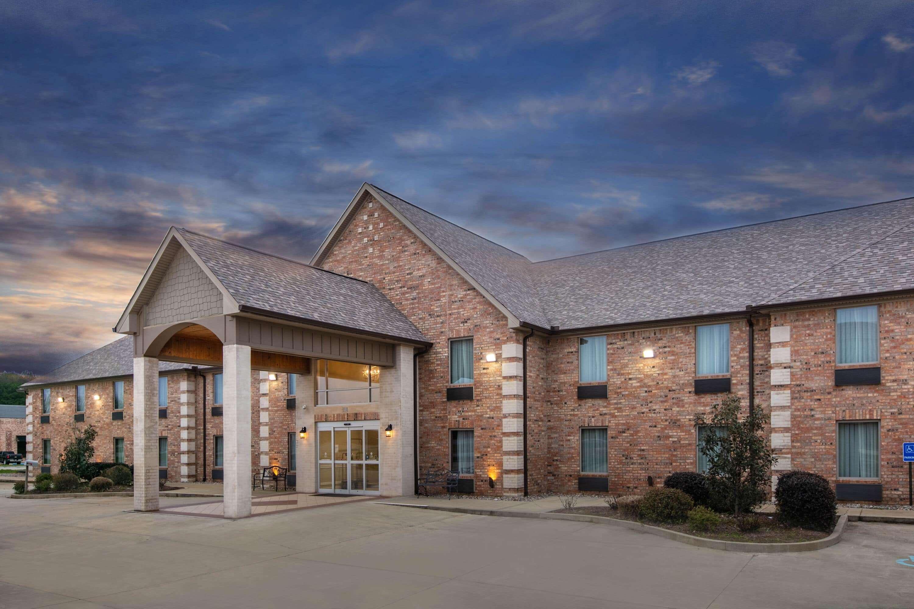Days Inn & Suites By Wyndham Florence/Jackson Area Exterior photo
